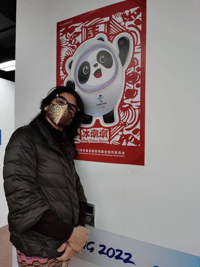 可是这时候他忽然回过神来，感觉刚才在直升飞机上喊话的那个声音，为什么这么耳熟？但是他一时半会又没有听出来，这个声音就是叶辰的声音。